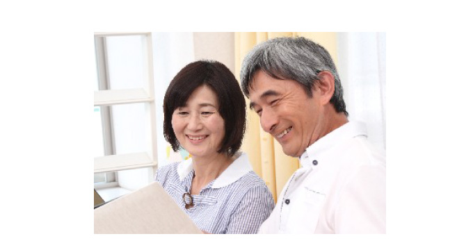 自宅でくつろぐ夫婦